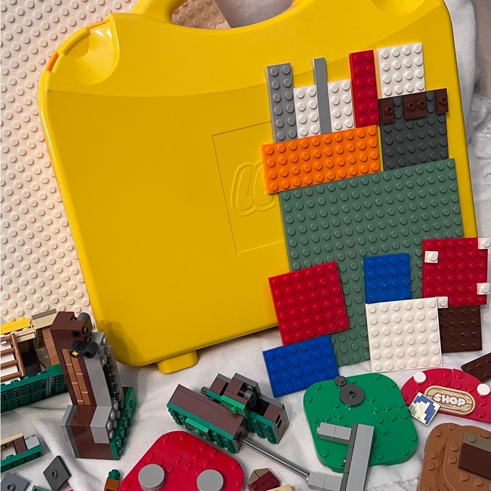 LEGO Bright Yellow Carry Case with 460 Various Sized Colorful Bricks & Bases - Picture 5 of 14
